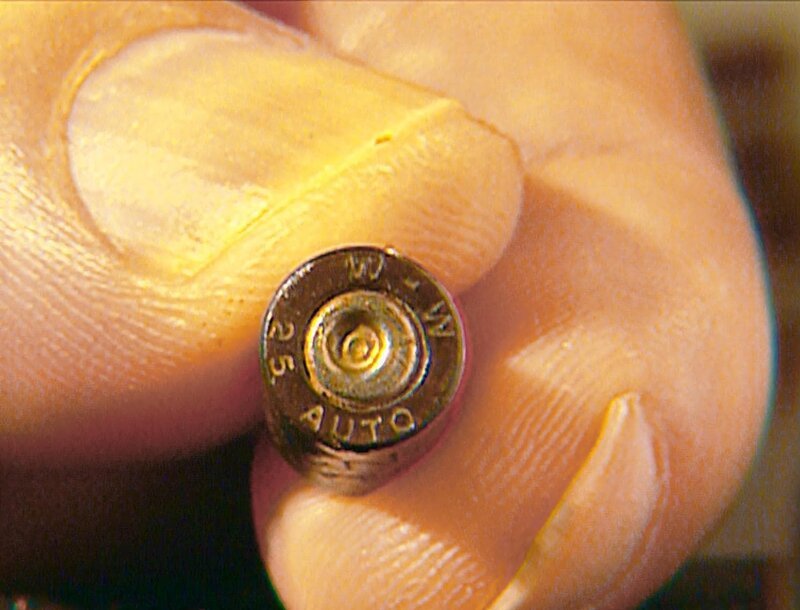 Mit Hilfe eines Metalldetektors kann die für den Mord benutzte Patrone gefunden werden. – Bild: VOX