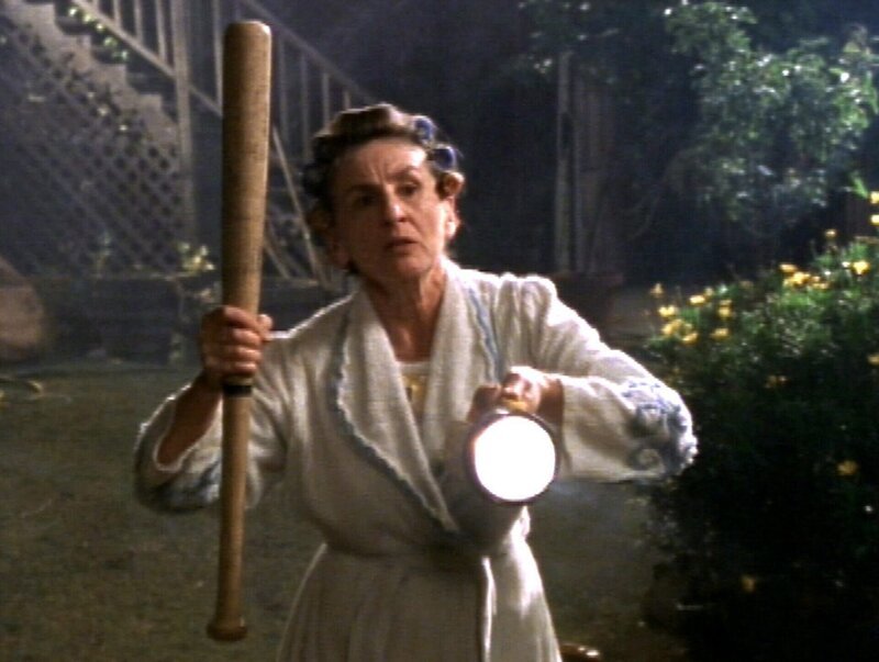 Die schrullige alte Dame Mrs. Collins (Lorna Raver) beobachtet seltsame Dinge – Blumentöpfe fallen um, Schatten huschen durch ihren Garten und sie findet magische Fußspuren in ihrem Garten … – Bild: c/​RTL II