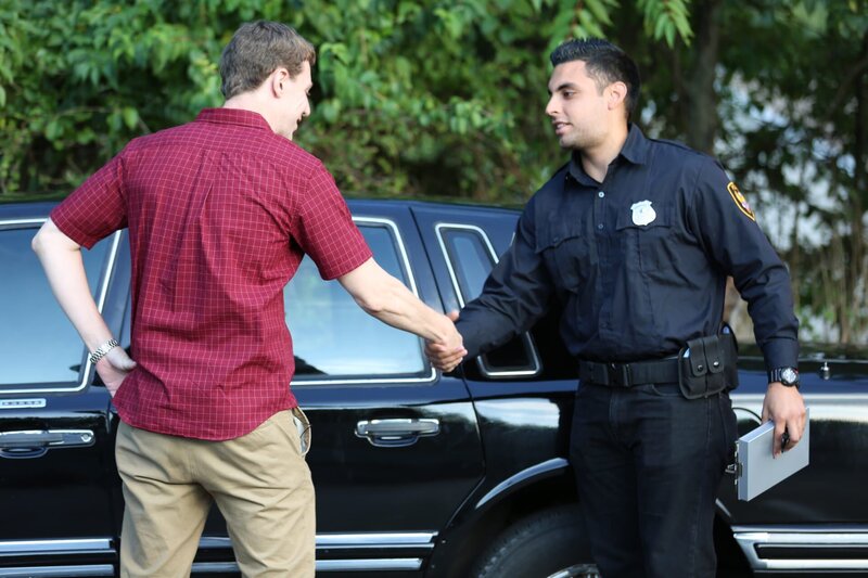 Norman and police officer shaking hands. – Bild: Discovery Communications