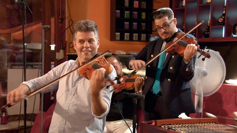 MDR FERNSEHEN ERLEBNIS MUSIK: ZIGEUNERWEISEN, „Vom Erfolg eines musikalisch romantischen Stils“, am Donnerstag (25.04.24) um 00:35 Uhr. Die Geiger Barnabás Kelemen und Lajos Sárközi Jr. stammen aus ungarischen Musikerfamilien. Der eine ist mit der europäischen Klassik aufgewachsen, der andere in der Tradition der ungarischen Zigeunerkapellen. Anhand ihrer Biografien zeigt der Film, wie die Musik der ungarischen Zigeunerkapellen die europäische Kunstmusik von Haydn über Schubert und Brahms bis zu Liszt und Sarasate bereichert hat. Kelemen Sarkozi – Bild: MDR/Nyika Jancsó MDR FERNSEHEN ERLEBNIS MUSIK: ZIGEUNERWEISEN, „Vom Erfolg eines musikalisch romantischen Stils“, am Donnerstag (25.04.24) um 00:35 Uhr. Die Geiger Barnabás Kelemen und Lajos Sárközi Jr. stammen aus ungarischen Musikerfamilien. Der eine ist mit der europäischen Klassik aufgewachsen, der andere in der Tradition der ungarischen Zigeunerkapellen. Anhand ihrer Biografien zeigt der Film, wie die Musik der ungarischen Zigeunerkapellen die europäische Kunstmusik von Haydn über Schubert und Brahms bis zu Liszt und Sarasate bereichert hat. Kelemen Sarkozi – Bild: MDR/Nyika Jancsó