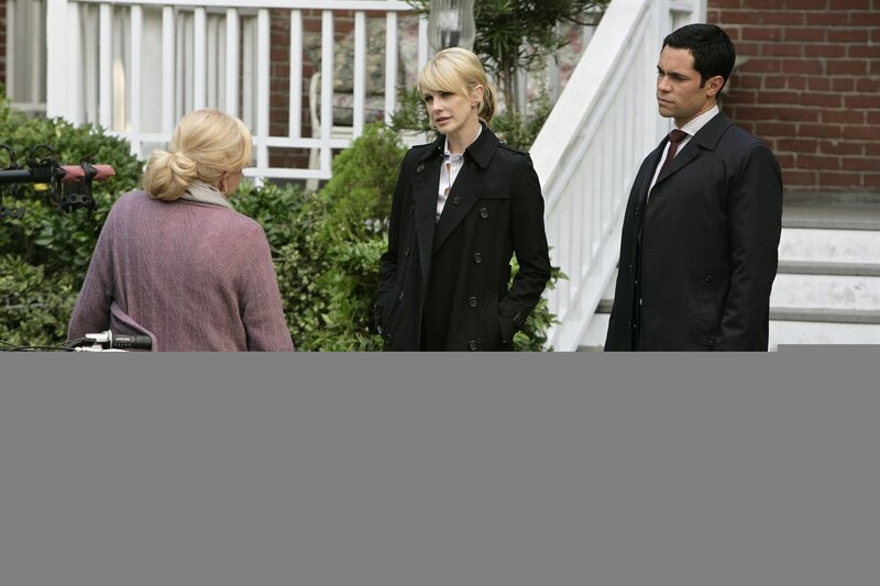 Am Grund eines Stausees wird ein Jagdflugzeug aus dem Zweiten Weltkrieg gefunden, mit dem eine junge Pilotin abgestürzt ist. Det. Lilly Rush (Kathryn Morris, M.) und Det. Scott Valens (Danny Pino, r.) rollen den Fall neu auf. – Bild: Sat.1 Gold