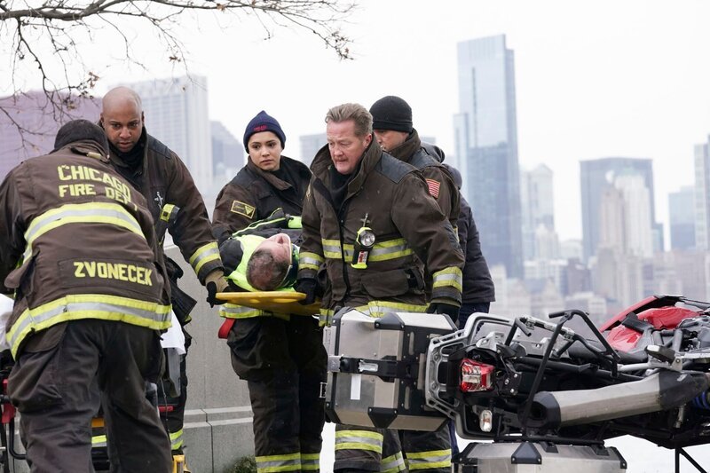 Abtransport des Schwerverletzten: Miranda Rae Mayo als Stella Kidd (Mitte), Christian Stolte als Mouch, Jesse Spencer als Matthew Casey. – Bild: SRF/​NBC Universal
