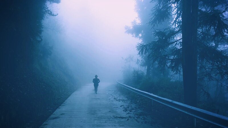 Silhouette einer Person auf der Straße in der Dunkelheit – Bild: TLC (DEUT)