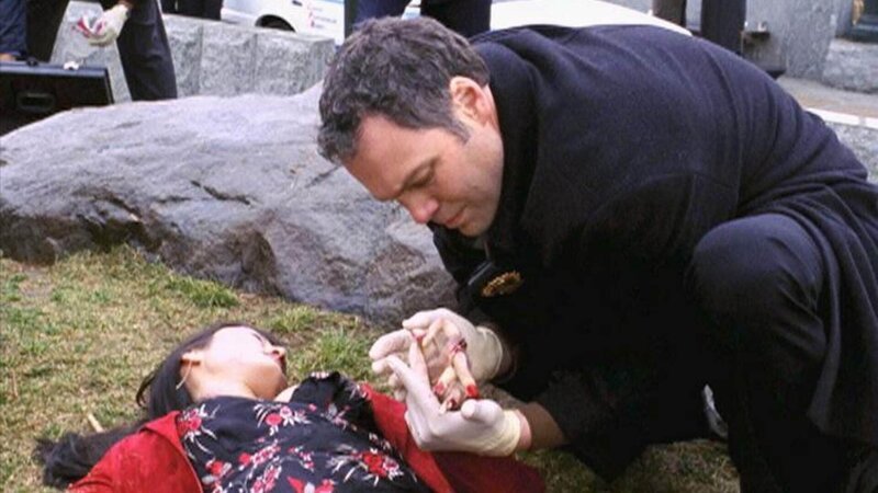 Wer hat die Studentin Penny (Olivia Swan) ermordet und ihr nach der Tat die Finger gebrochen? Detective Robert Goren (Vincent D’Onofrio) ermittelt. – Bild: TVNOW