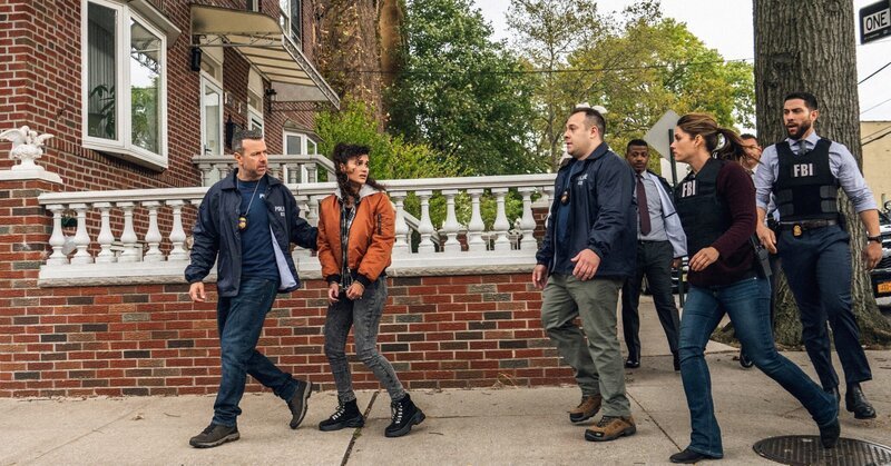 Pictured (L-R) Jessica Sanchez (Jade Fernandez) and Special Agent Maggie Bell (Missy Peregrym), Special Agent Omar Adom „OA“ Zidan (Zeeko Zaki) – Bild: Michael Parmelee /​ Die Verwendung ist nur bei redak /​ CBS