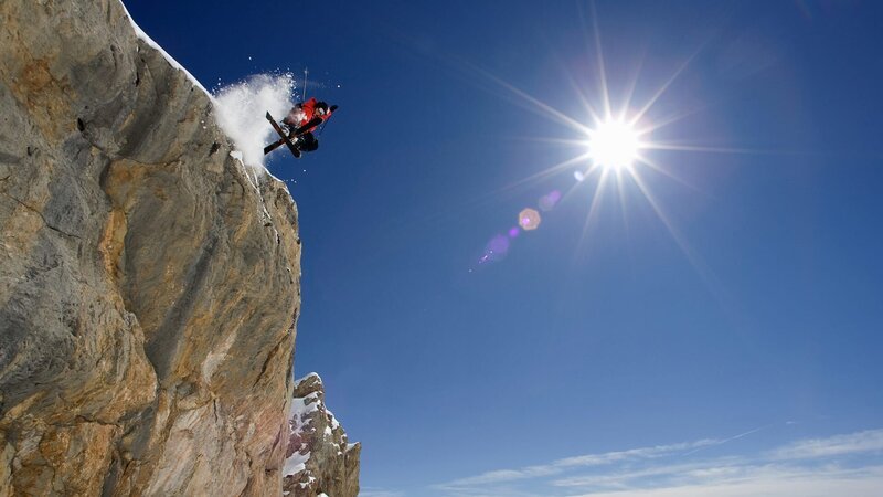 Skier in midair on snowy mountain – Bild: Michael Truelove