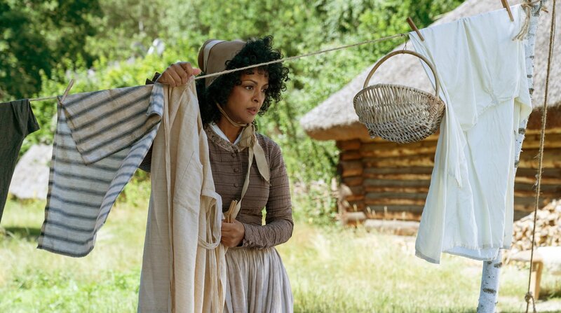 Liesbeth (Dennenesch Zoudé) wartet immer noch auf ihre verschwundenen Kinder. – Bild: BR/​RBB/​Michael Rahn/​Michael Rahn