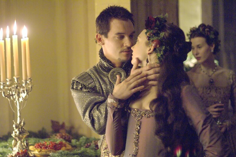Anne (Natalie Dormer, r.) leidet darunter, dass Henry (Jonathan Rhys Meyers, l.) eine Mätresse hat. Vater Boleyn, der Graf von Wiltshire, macht ihr klar, dass sie dagegen nichts machen könne. Wichtig ist nur, dass die Mätresse keine Feindin der Familie ist. Deshalb schickt Anne, um den König nicht zu verlieren, schweren Herzens ihre Kusine in sein Bett … – Bild: TVP /​ Zdjęcia mogą być wykorzystane do jednorazowej publikacji prasowej ilustrującej aktualny program TVP S.A. na dany tydzień.