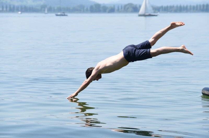 Ein Wakeboarder ist verunglückt – ohne zu zögern hechtet Jakob Frings (Max König) zu seiner Rettung in den Bodensee. – Bild: „Bild: ARD/​Laurent Trümper (S2). ARD Programmdirektion/​Bildredaktion