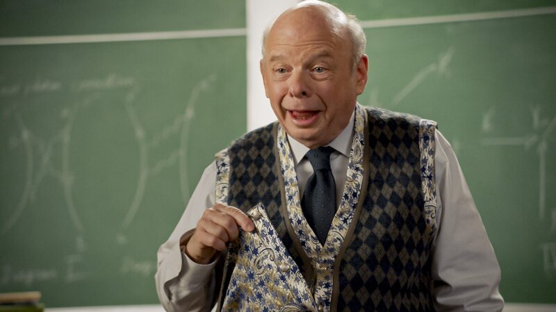 Dr. John Sturgis (Wallace Shawn) – Bild: 2020 Warner Bros. Entertainment Inc. All Rights Reserved.