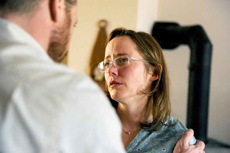 Sandra Schlitter (Silke Bodenbender, r.) findet Trost in ihrem Glauben an Gott. Ihr Mann Reinhard (Johann von Bülow, l.) fängt langsam an zu zweifeln. – Bild: ZDF/​Kerstin Steller
