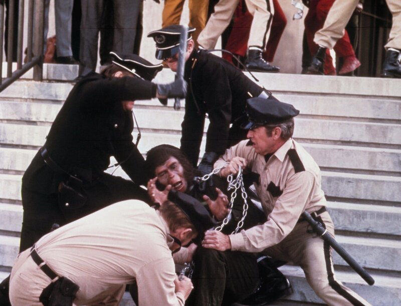 Cäsar (Roddy McDowall, M.) wird gefangengenommen … – Bild: Motion Picture © 1972 Twentieth Century Fox Film Corporation and Apjac Productions, Inc. Renewed 2000 Twentieth Century Fox Film Corporation. All rights reserved.