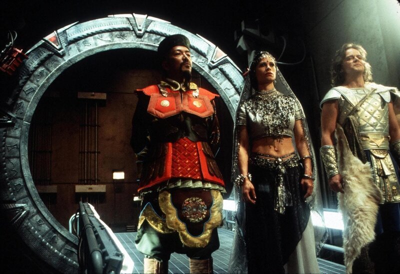 Yu (Vince Crestejo, li.), Nirrti (Jacqueline Samuda) und Cronos (Ron Halder) erreichen durch das Stargate die Erde. Sie sind Abgesandte der Systemlords und wollen mit den Menschen und den Asgards verhandeln. – Bild: RTL II