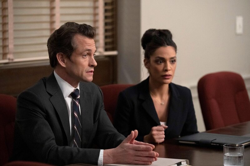 Nolan Price (Hugh Dancy), Samantha Maroun (Odelya Halevi) – Bild: RTL /​ 2022 Universal Television LLC