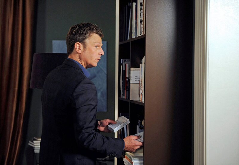 Vincent (Stefan Feddersen-Clausen) deponiert heimlich Drogen in Clemens’ Wohnung. – Bild: ARD/​Nicole Manthey