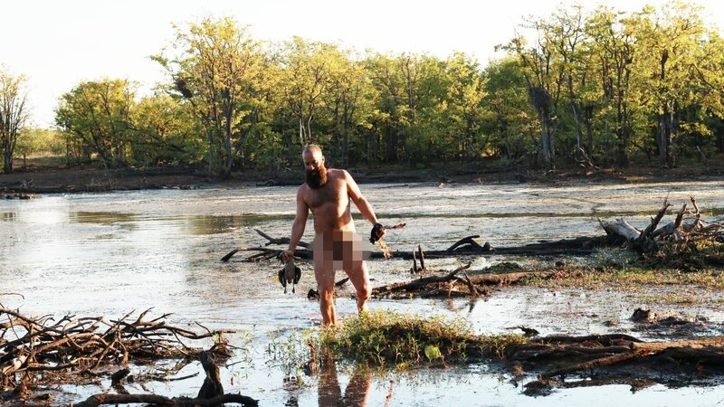 Ryan kommt mit Vogel aus dem Wasser. – Bild: Discovery Communications, LLC