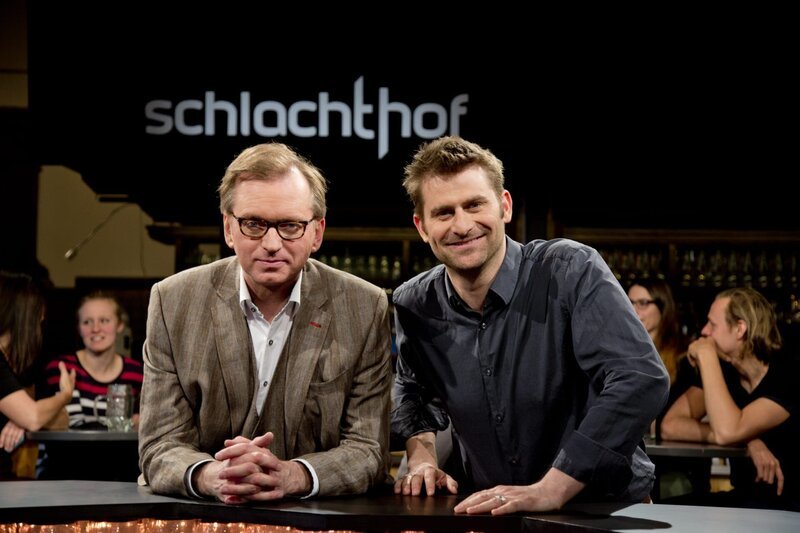Wenn im „schlachthof“ geratscht, getriezt und gelacht wird, bleibt kein Auge trocken. Seit über einem Jahr empfangen Michael Altinger (rechts) und Christian Springer die Stars der Kabarettszene und nehmen mit ihnen die wichtigsten Themen aus Politik, Gesellschaft und dem Weltgeschehen unter die Lupe. – Bild: BR/​Martina Bogdahn