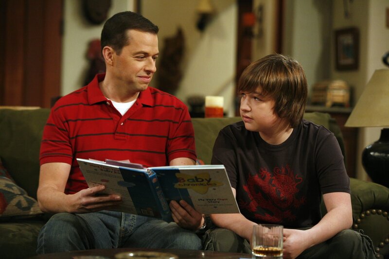 Da Jake (Angus T. Jones, r.) auf eine Party soll, wo ihn ein Mädchen vernaschen möchte, übernimmt Alan (Jon Cryer, l.) noch eine Aufklärungsstunde … – Bild: Warner Brothers Entertainment Inc.