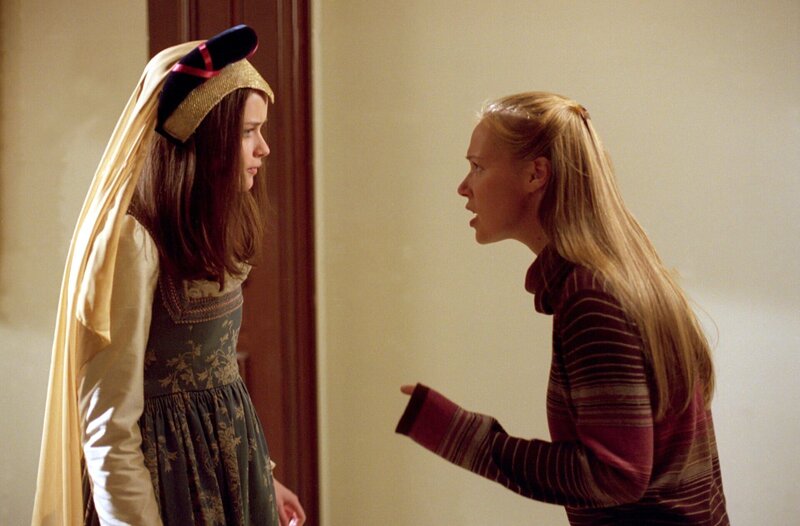 Rory (Alexis Bledel, l.) und Paris (Liza Weil, r.) sollen in dem Theaterstück „Romeo und Julia“ mitspielen, doch das sorgt für einige Probleme, als ausgerechnet Rory die Julia spielen soll … – Bild: Warner Bros. Entertainment, Inc.