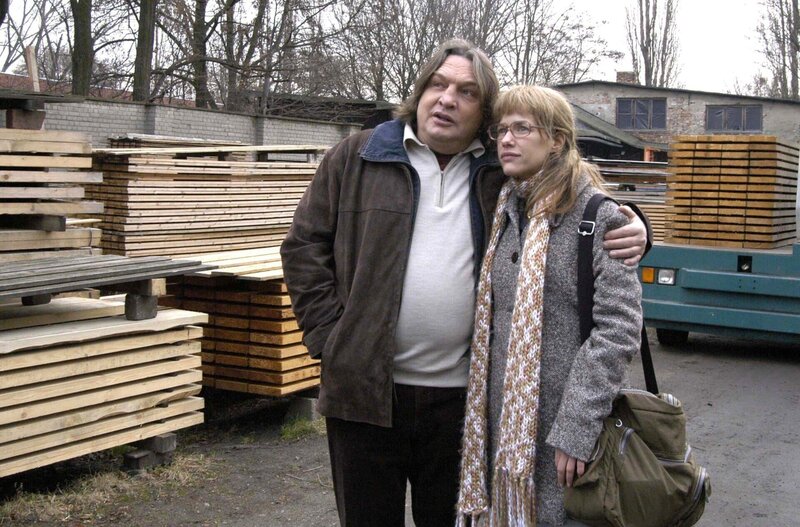 Lisa (Alexandra Neldel, r.) besichtigt mit gemischten Gefühlen ihren zukünftigen Arbeitsplatz in der Firma ihres Vaters Bernd (Volker Herold, l.). (Dieses Foto von Alexandra Neldel darf nur in Zusammenhang mit der Berichterstattung über die Serie „Verliebt in Berlin“ veröffentlicht und verbreitet werden.) – Bild: SAT.1 /​ Noreen Flynn