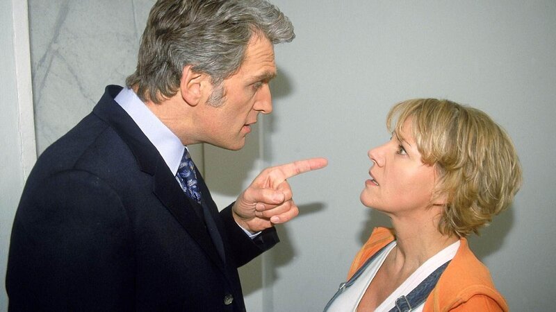 Dr. Schmidt (Walter Sittler) macht Nikola (Mariele Millowitsch) klar, dass sie Tim einen Bärendienst erwiesen hat, als sie ihn auf die Station geholt hat. – Bild: MG RTL D /​ Guido Engels
