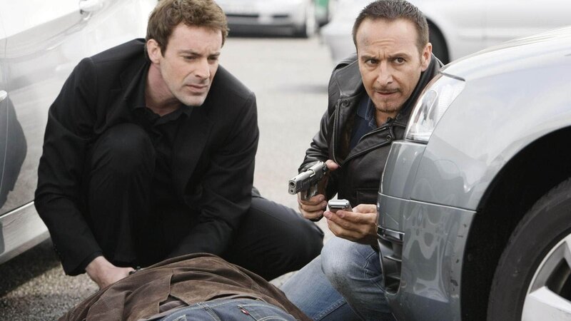 Nachdem Remberg erschossen wurde, erfahren Chris (Gedeon Burkhard, li.) und Semir (Erdogan Atalay) über das Handy des Toten, dass die Erpresser Semirs Frau mit Kind und Chris’ Tochter in ihrer Gewalt haben. – Bild: MG RTL D /​ Guido Engels