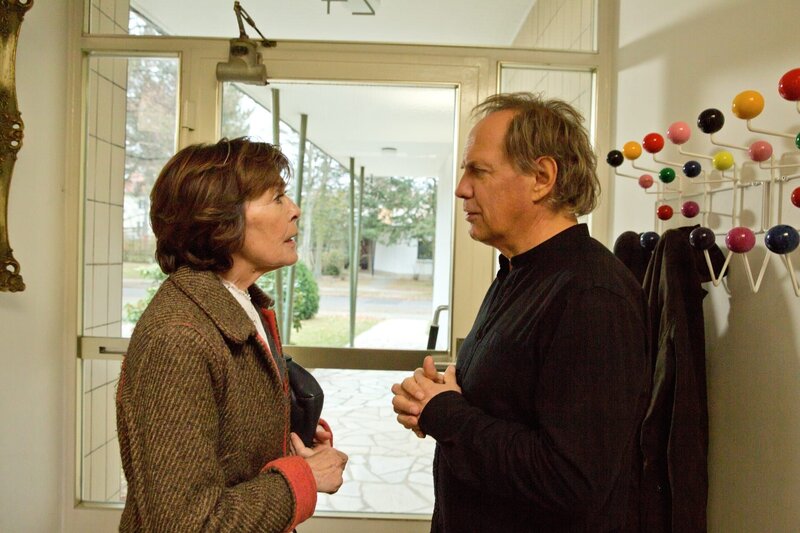 Therapeut Mussorkski (Uwe Ochsenknecht, r.) ist ratlos: Oma Ilse (Thekla Carola Wied, l.) ist einfach unglücklich. – Bild: Volker Roloff