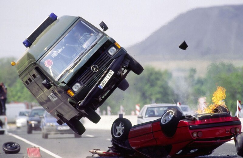 Die Kommissare verfolgen einen geklauten Ferrari, der die Kontrolle verliert und abhebt. Ein zufällig auf der Gegenfahrbahn fahrender Gefangenen-Transporter crasht wiederrum in den Ferrari und hebt ebenfalls ab … – Bild: RTL