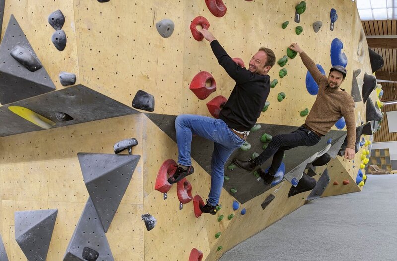 Tobias Kämmerer (li.) an der Kletterwand mit Robert von der Boulderhalle Studio Bloc. – Bild: HR/​Lukas Lowack