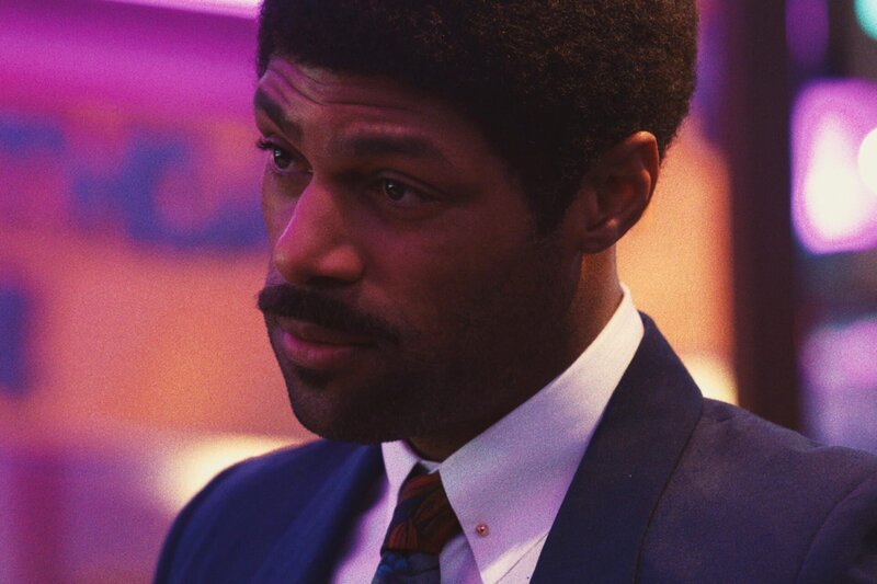 Magic Johnson (Quincy Isaiah) – Bild: Warner /​ Die Verwendung ist nur bei redaktioneller Berichterstattung im Rahmen einer Programmankündigung ab 2 Monate vor der ersten Auss /​ © 2023 Home Box Office, Inc. All rights reserved. HBO® and all related programs are the property  …