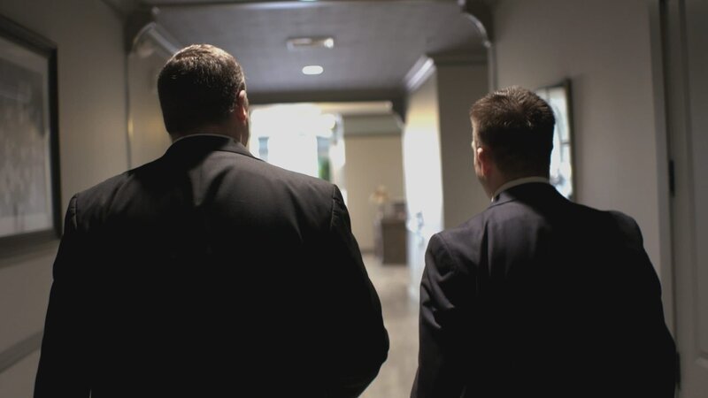 Deputy Jason Nelson; Deputy Richard Larsen – Bild: Warner Bros. Entertainment Inc. and Wolf Reality, LLC.