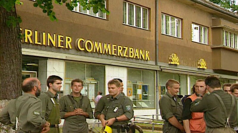 Das Jahr 1995 – der Reichstag wird verhüllt, ein Banküberfall hält die Stadt in Atem und Bruce Springsteen singt in einem Café im Prenzlauer Berg. Eine Berlin-Chronik der Superlative: Vier Jahrzehnte, von 1961, dem Jahr des Mauerbaus, bis 1999, als Berlin wieder Hauptstadt eines vereinten Deutschland ist. – Foto: Polizeiaufgebot – eine Bankfiliale in Berlin-Schlachtensee wird überfallen. – Bild: rbb