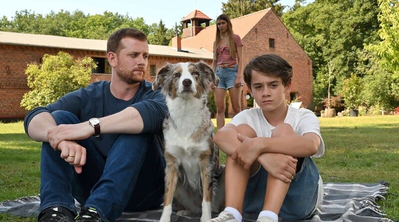 Paul Winter (Christoph Schechinger) versucht mit Hilfe von Käthe (Hoonah) Zugang zum jungen Ben (Oskar Netzel) finden, der urplötzlich in der Schule Fake-News verbreitet und deswegen gemobbt wird. Hinten: Bens Schwester Luisa (Anna-Lena Schwing) – Bild: ARD Degeto/​Hardy Spitz /​ ARD Degeto/​Programmplanung und P