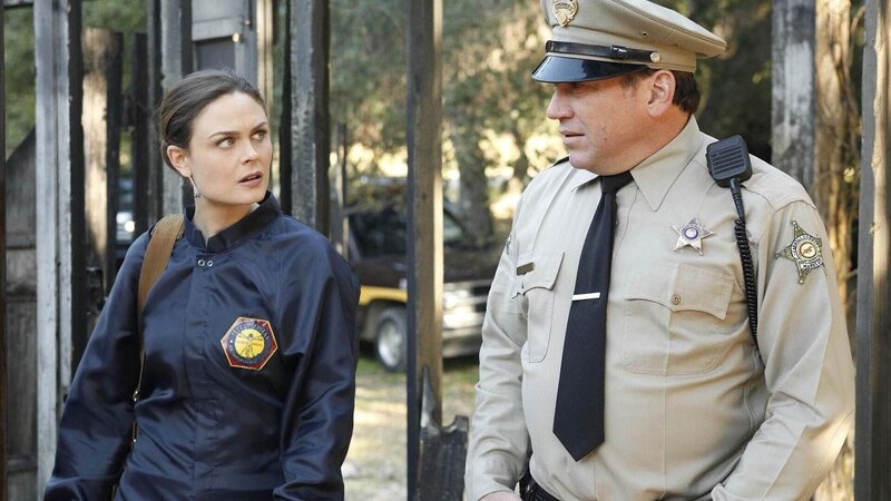 Nach einem Hausbrand wurden in den Trümmern zwei Skelette gefunden. Brennan (Emily Deschanel) wird von Sheriff Gus Abrams (Wade Williams) über die näheren Umstände informiert. – Bild: RTL /​ Fox