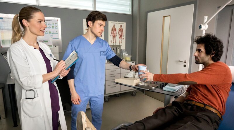 Julia (Mirka Pigulla, l.) und Florian (Lion Wasczyk, M.) führen das Anamnesegespräch mit Freddie Seifert (Raphael Akeel, r.). – Bild: ARD/​Jens-Ulrich Koch