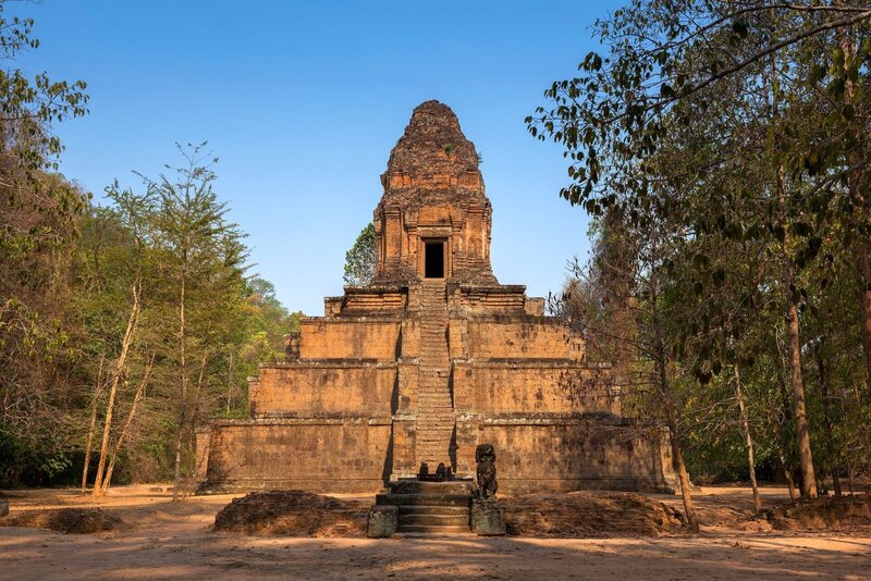 Baksei Chamkrong ist ein Pyramiden-Tempel aus dem 10. Jahrhundert in der Nähe des Angkor Thom Südtores. – Bild: A&E Networks, LLC