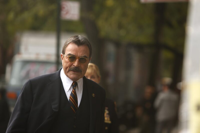 Als ein Polizist in angeblicher Notwehr ein 14-Jähriges Gangmitglied erschießt, löst das in der Gemeinde heftige Diskussionen aus. Kann Frank (Tom Selleck) die Wogen glätten? – Bild: CBS Broadcasting Inc.