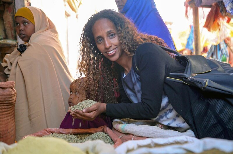 Kaffeehändlerin Orit Abdurahman auf dem Markt von Harar – Bild: Medienkontor