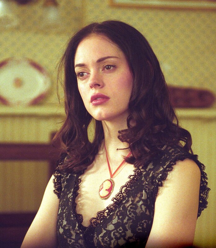 Der Quelle des Bösen gelingt es, die Kräfte von Piper und Paige (Rose McGowan) zu stehlen und Leo durch einen Wächter der Finsternis schwer zu verwunden. – Bild: 2019 CBS Studios Inc. All Rights Reserved. Lizenzbild frei