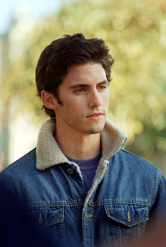 Jess (Milo Ventimiglia) macht es den Bewohnern von Stars Hollow und vor allem Luke nicht immer einfach, doch als Rory ihm den Kopf wäscht, steigt seine Begeisterung für das Mädchen und er beginnt über seine Taten nachzudenken … – Bild: Warner Bros. Entertainment, Inc.