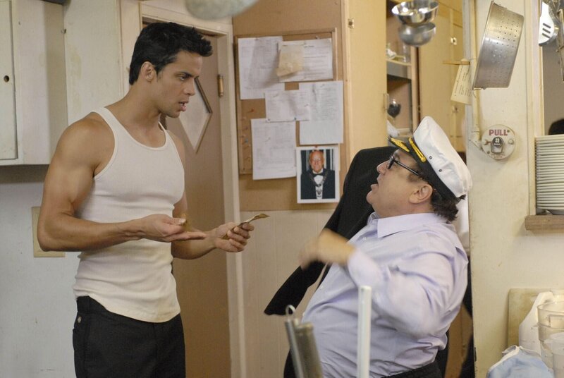 Frank (Danny Devito, r.) verkauft ein Päckchen Stoff an seinen alten Kumpel, fordert es jedoch nach kurzer Zeit wieder zurück, was sich sehr schwierig gestaltet … – Bild: ProSieben Fun