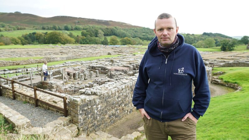 Der Archäologe Dr. Andrew Birley ist Grabungsleiter von Vindolanda, den Ruinen eines römischen Kastells in der nordenglischen Grafschaft Northumberland. – Bild: Jess Reid /​ BR, BBC, Blink Films