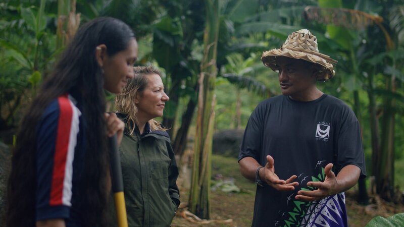 Antje Boetius (2.v.l.) erfährt vom einzigen Meeresbiologen der Cook Islands Teina Rango (r.), wie es gelingt, altes Wissen mit neuen Strategien zum Naturschutz zu kombinieren. – Bild: ZDF