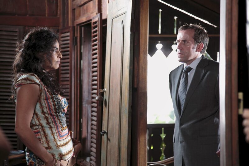 Avita (Sarita Choudhury), die Witwe des Ermordeten und DI Richard Poole (Ben Miller). – Bild: ZDF und Denis Guyenon