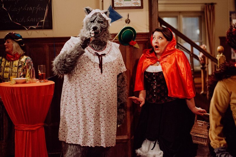 Moni und Stadlbauer genießen die Party als Rotkäppchen und der böse Wolf. Von links: KLD, Benedikt Stadlbauer (Andreas Geiss) und Monika Vogl (Christine Reimer). – Bild: BR/​Nadya Jakobs