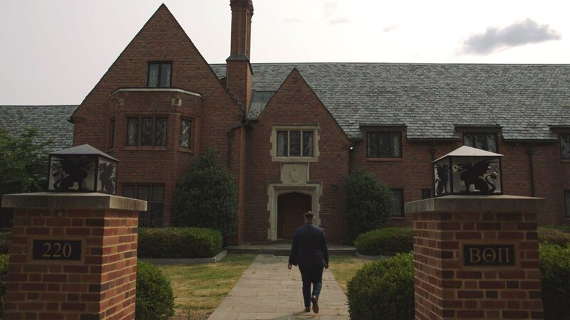 Ein Mann geht in Richtung des Beta Theta Pi Hauses – Bild: Crime + Investigation