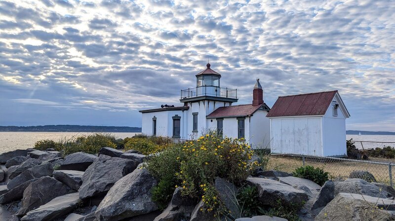 Am Puget Sound ist die Einsamkeit nie weit: Das historische West Point Lighthouse wurde 1881 in Betrieb genommen und steht in Seattles größtem Park. – Bild: NDR/​Astrid Reinberger und Julian Ringer