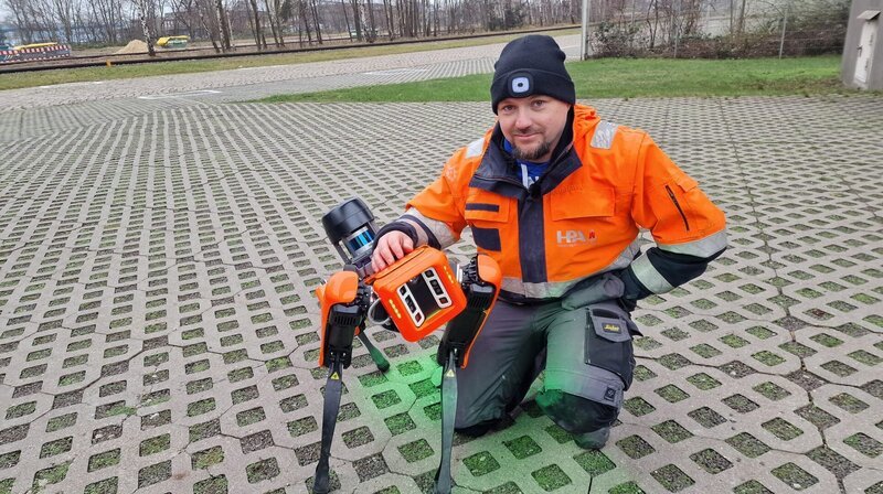 Bauwerksprüfer Florian Steffens mit Prüf-Roboter. – Bild: NDR/MIRAMEDIA Bauwerksprüfer Florian Steffens mit Prüf-Roboter. – Bild: NDR/MIRAMEDIA