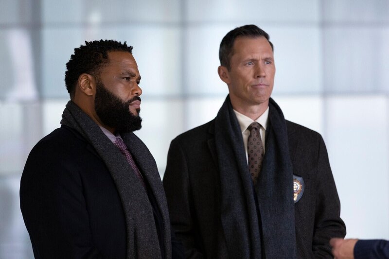 L-R: Detective Kevin Bernard (Anthony Anderson), Detective Frank Cosgrove (Jeffrey Donovan) – Bild: RTL /​ Universal Television LLC