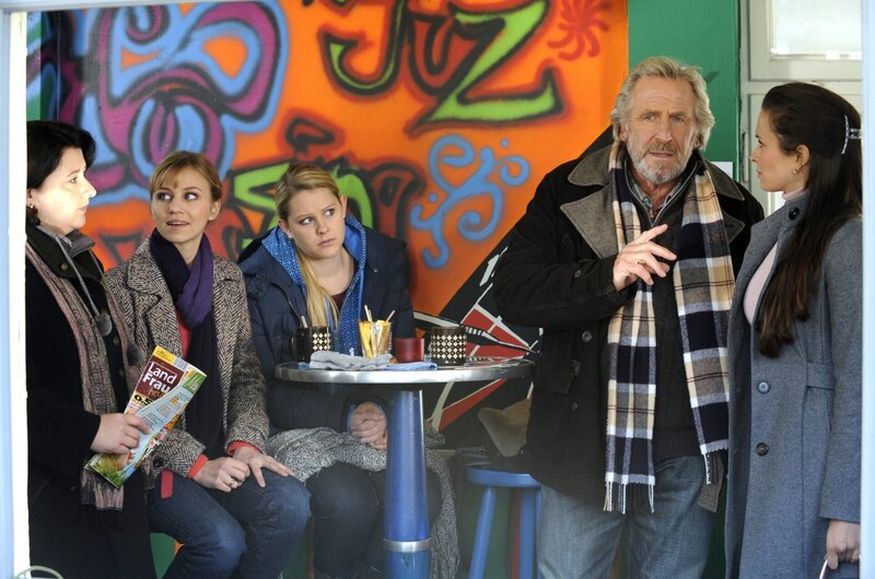 Martin sucht weiter in Lansing nach seinem dritten Mädl. Von links: Monika Vogl (Christine Reimer), Caroline Ertl (Teresa Rizos), Yvonne Preissinger (Alexa Eilers), Martin Kirchleitner (Hermann Giefer) und Komparsin (Sabine Schulz). – Bild: BR/​Marco Orlando Pichler